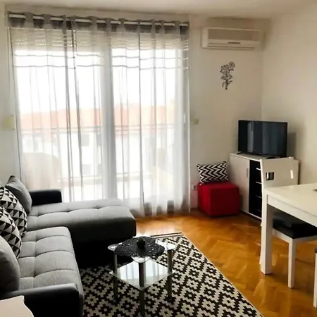 아파트 Near Beach With Garage And Balcony 스플리트