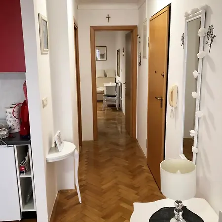 아파트 Near Beach With Garage And Balcony 스플리트