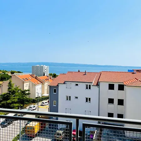 아파트 Near Beach With Garage And Balcony