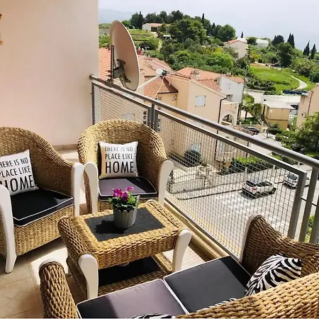 아파트 Near Beach With Garage And Balcony