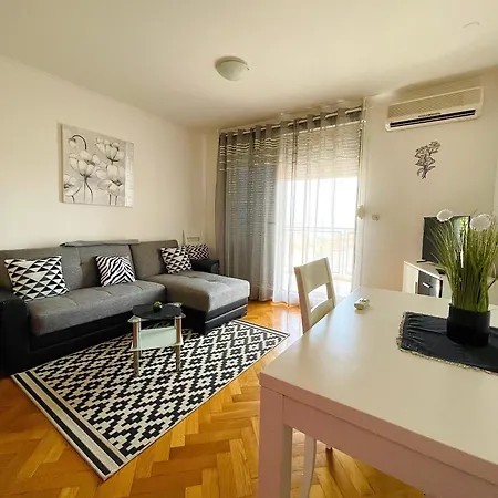 Near Beach With Garage And Balcony 아파트
